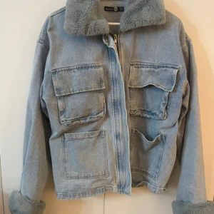Ljusblå jeansjacka - Boohoo - Säljer en ljusblå jeansjacka från Boohoo med mjuk teddykrage. Sååå fin!