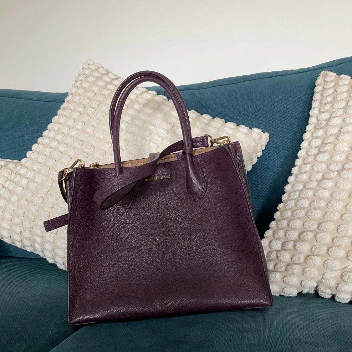 Mörklila handväska från Michael Kors - 1