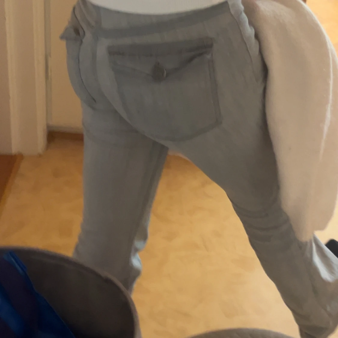 Ljusgrå bootcut jeans med fickdetalj - 1