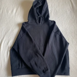 Svart hoodie  - Svart hoodie från 157 i storlek M. Den är i bra skick och är super fin nu till hösten. 
