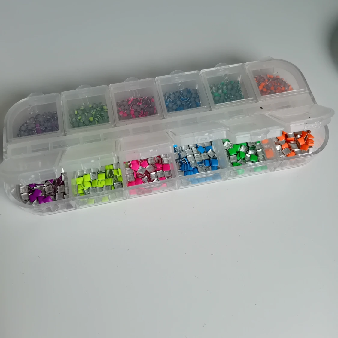 Nageldekorationer i olika färger och former - 2