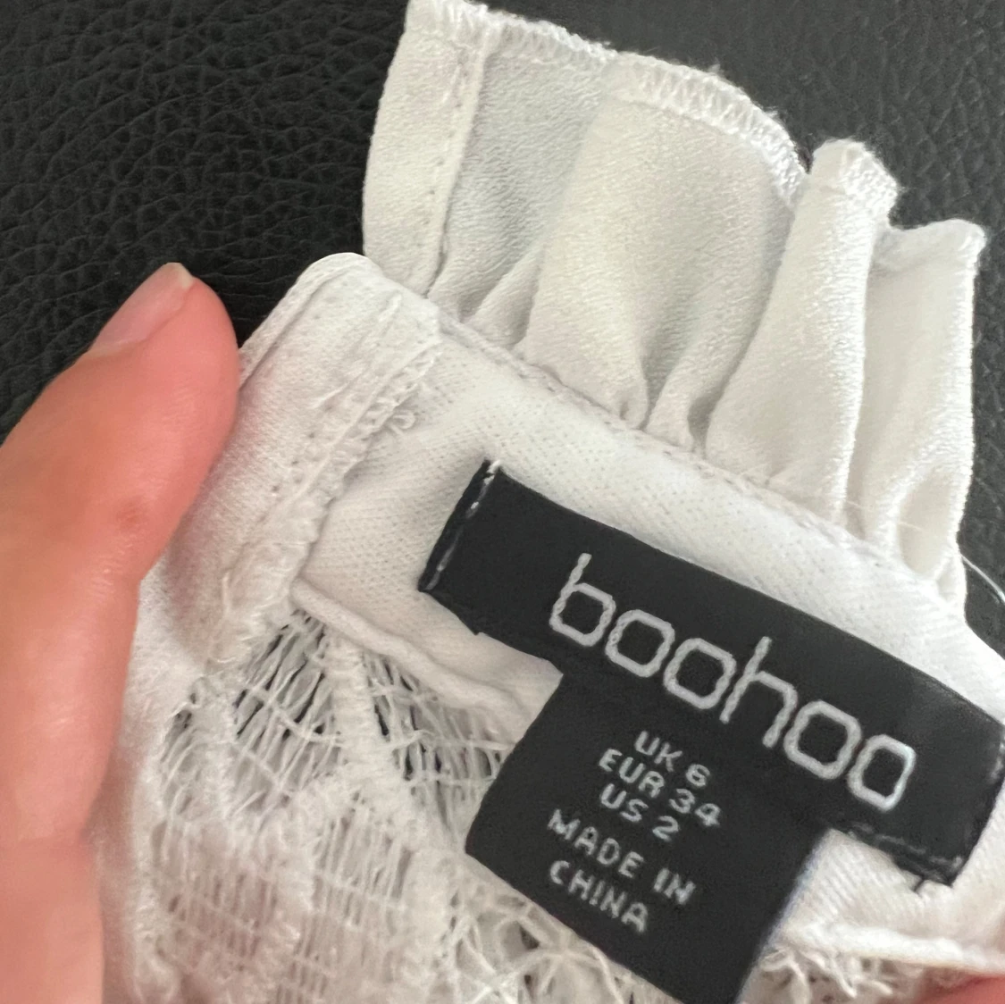 Vit spetsklänning med volanger Boohoo - 1