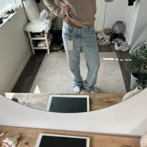 Ljusblå loose fit jeans från Zara  - Säljer ett par ljusblå jeans från Zara med loose fit och rak passform. Jeansen har klassisk femficksdesign, låg midja och är tillverkade i mjukt denim. Perfekta för en avslappnad och trendig look. Använda fåtal gånger.