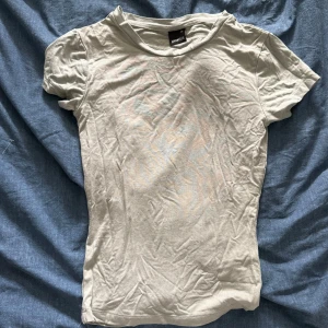 Ljusgrön  t-shirt från Gina Tricot - En enkel och mjuk ljusgrön t-shirt från Gina Tricot i storlek XS. Har inte använt tröjan många gånger 