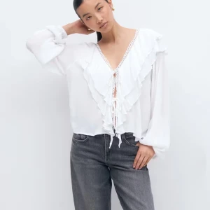 Vit volangblus med knyt och spets - Supersöt vit blus med volanger från gina tricot🩷 Endast använd en gång 💕