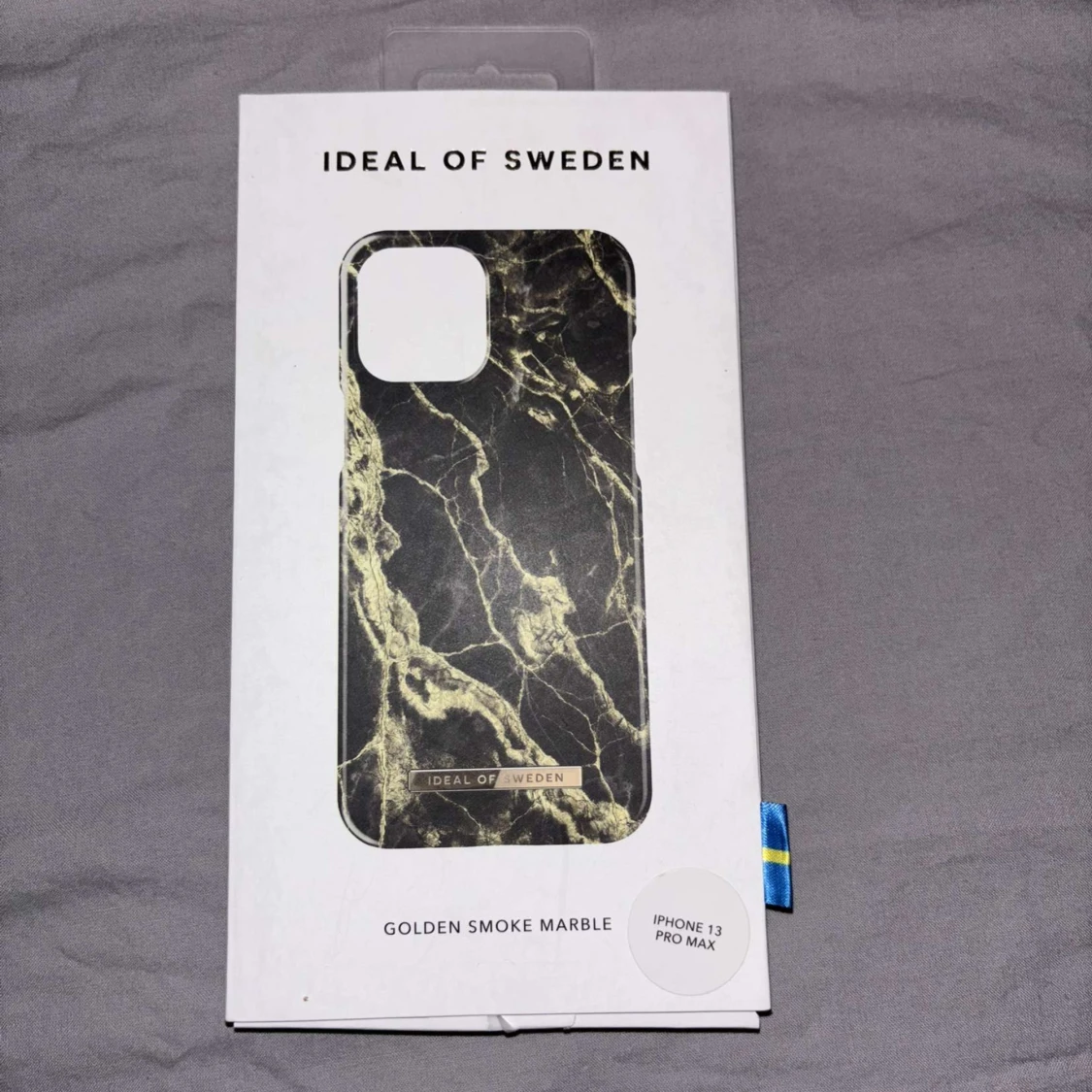 Svart och guld marmormönstrat skal