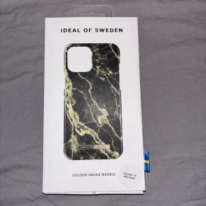 Svart och guld marmormönstrat skal - Snyggt mobilskal från iDeal of Sweden till iPhone 13 Pro Max. Skalets design är svart med guldiga marmordetaljer och har en glansig finish. Slimmad modell som är magnetkompatibel och skyddande. Perfekt accessoar för att lyfta din mobil.