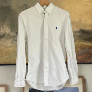 Ralph Lauren Skjorta - Säljer en snygg skjorta från Ralph Lauren i fint skick | Skick: 7/10 Storlek: S | Mått: Axelbredd: 43cm Axel till midja: 57cm Ärmen: 59cm | Nypris: 2095kr Mitt pris: 379kr | Hör av dig vid frågor!