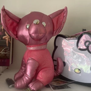 y2k dekoration - jätte cool y2k hund 💓 jätte snygg som rumsdekoration! påminner lite om vs pink hundarna 🩷lite små defekter som man ser på bilderna men inget man tänker på!  💓