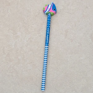 Blyertspenna med sudd  - Bilderna visar en blå blyertspenna med vitprickigt och randigt mönster, samt ett suddgummi i form av en färgglad fisk. 