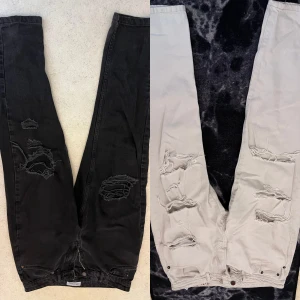 2 Rippade jeans från Zara & Vagabond - Size:xs-s                                                                     Den svarta a kostar 29 och den vita 39kr men tillsammans kostar de 59kr                                     Två par jeans med slitna detaljer – ett par svarta från Zara och ett par ljusa från Vagabond Denim Division. Båda har stora hål och trasiga partier på benen för en edgy look. Tillverkade i bomull med en rak passform. Perfekta för dig som gillar streetstyle.