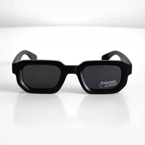 Scandinavian Minimalism Matte Black Sunglasses - Stilrena solglasögon i matt svart finish med en minimalistisk skandinavisk design. En modern accessoar som passar både vardag och city-look med en touch av edge.