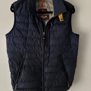 Parajumper väst - Parajumperväst i storlek XS lightweight passar oxå S/M, riktigt schysst passar perfekt till vår sommar och höst! Skriv om du har några mer frågor!