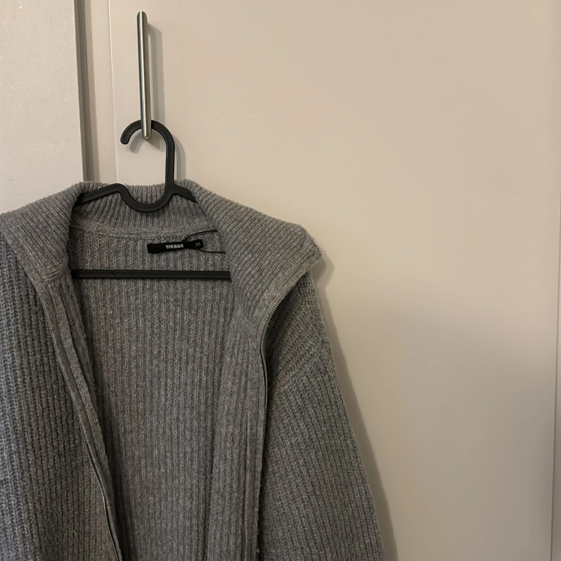 Grå stickad kofta från Bik Bok - 2
