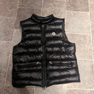 Moncler Gui väst - Svart Moncler Gui väst i grymt skick. Inga skador, storlek 4. Hör av dig vid frågor. 