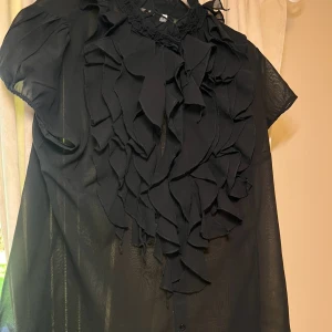 Saint tropez blus - Svart blus i strl XL men den e väldigt liten i strl. Oanvänd.