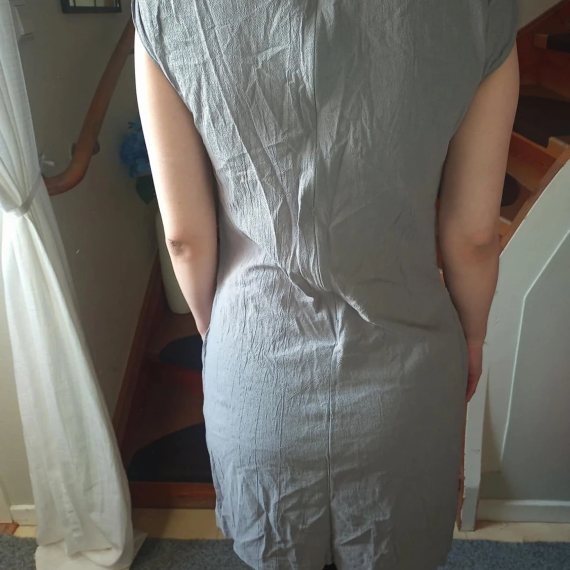 Grå kortklänning med knappar