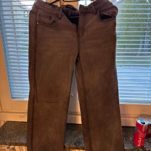 Gråa raka jeans - Säljer ett par gråa jeans med rak passform. Klassisk femficksmodell med dragkedja och knapp framtill. Perfekta för dig som gillar en tidlös stil och vill ha ett par jeans som funkar till det mesta.
