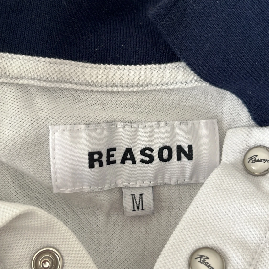 Flerfärgad piké t-shirt från Reason - 2