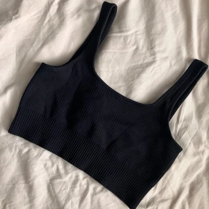 Svart ribbad sport bh från Aim'n - Köpt på Vinted men tyvärr var den för liten för mig. Den saknar de borttagbara bh inläggen och storlekslappen, men är annars i utmärkt skick!