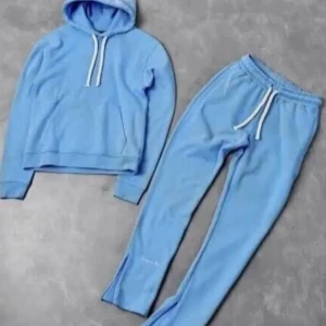 Ljusblå mjukisbyxor med dragsko - Säljer ett par ljusblå mjukisbyxor med vit dragsko i midjan. Byxorna har en avslappnad passform och är perfekta för chill dagar. Mjukt material och resår i midjan för extra komfort.