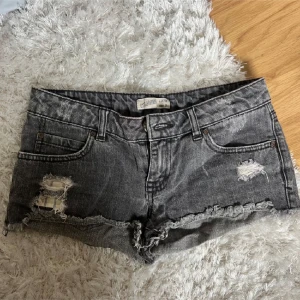 Assnygga lågmidjade jeansshorts - Jättesnygga gråa jeansshorts som är lågmidjade, säljer då dom är lite små💗lånade bilder så skriv för egna💕vet inte riktigt vad för storlek men passar xxs-xs eller kanske s beroende på hur tajt man vill ha dom