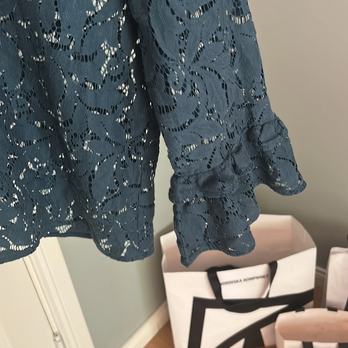 Mörkgrön spetsblus med volangärmar från Part Two - 2