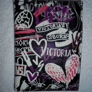 Victorias secret passport - Aldrig använd 🤍 passport skal! Ställ gärna frågor.