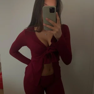 Vinrött set från Missäy  - Vinröd långärmad topp med v-ringning och knyt, samt yoga pants. Materialet är mjukt, skönt och stretchigt. Sällan använt 💋