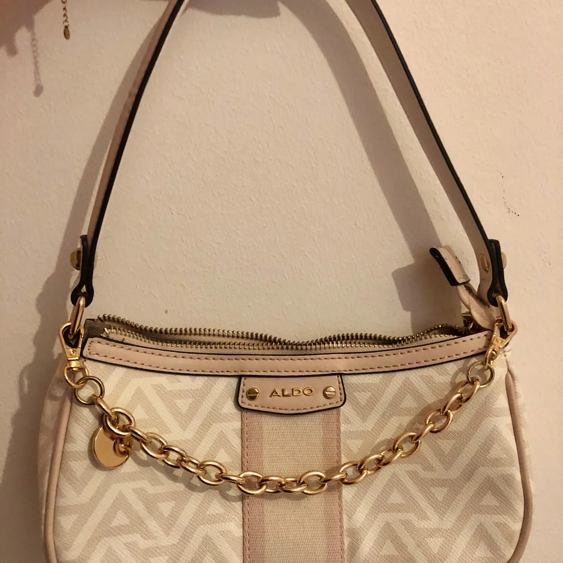 Beige och rosa axelväska från ALDO med kedjedetalj