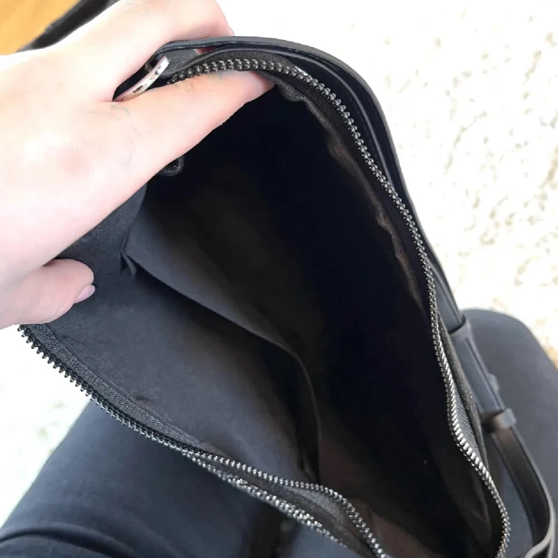 Svart axelväska med glittriga detaljer - 1