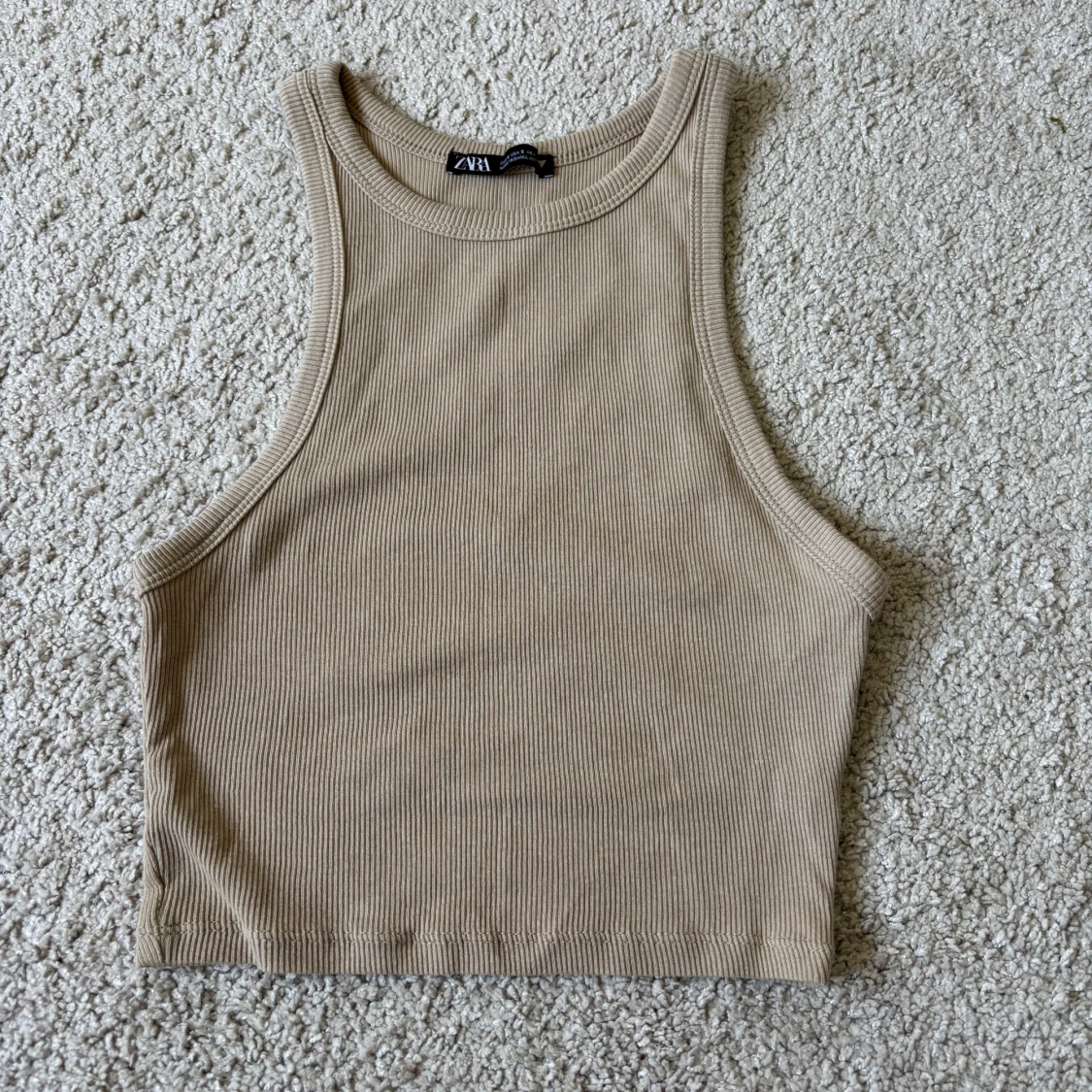 Beige ribbad linnetopp från Zara