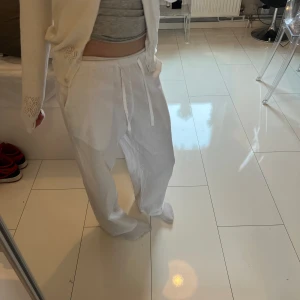Vita linnebyxor från Gina Tricot - Säljer ett par vita linnebyxor från Gina Tricot💞 Jätte bra skick bara andvänt ett fåtal gånger 💞priset går att diskutera 💞