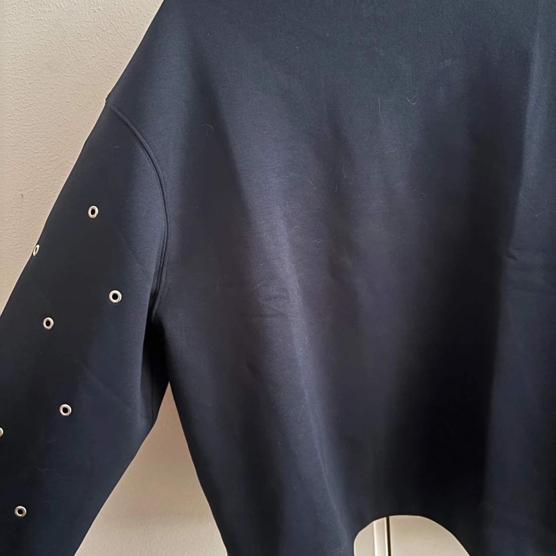 Marinblå tröja med öljetter  - 2