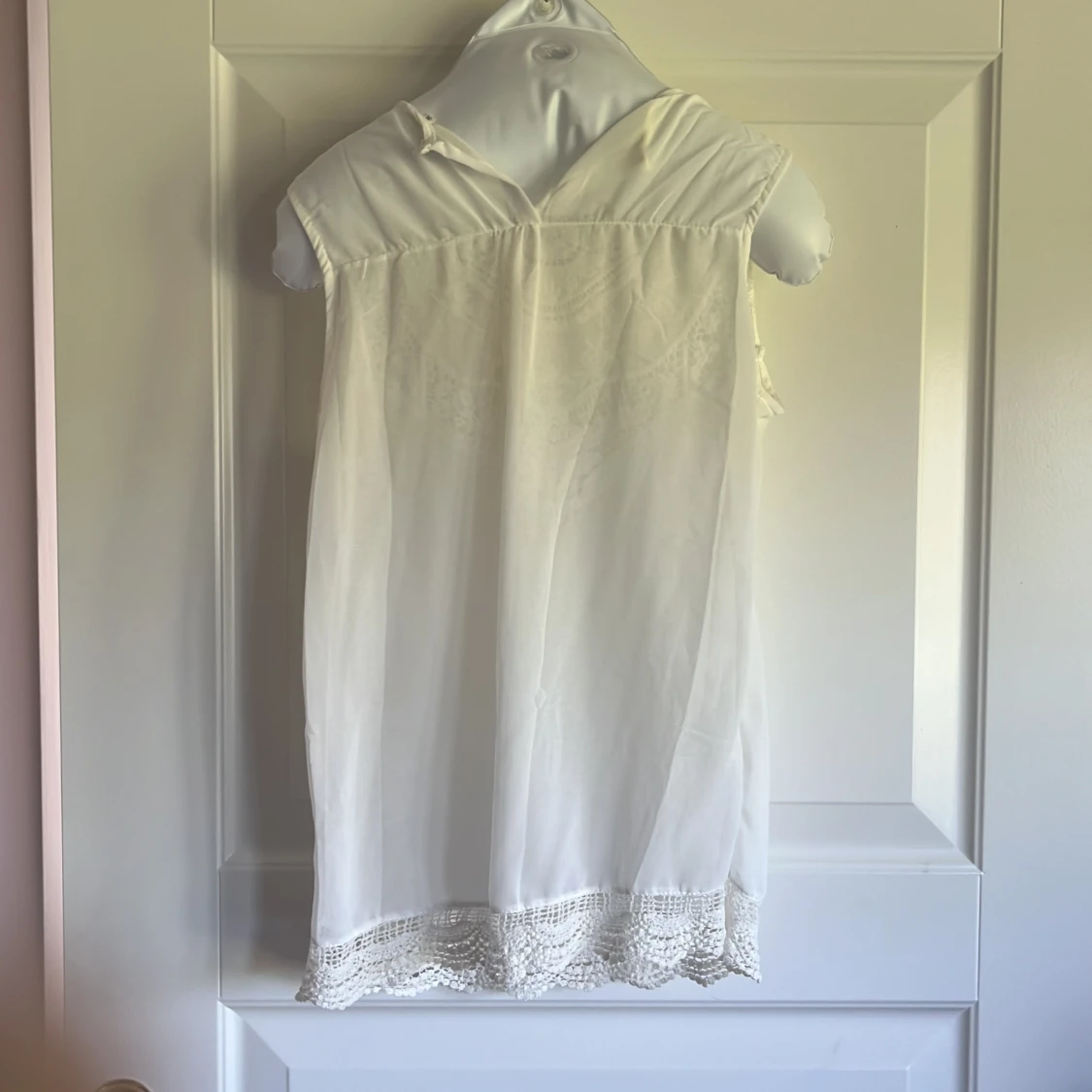 Vit ärmlös klänning med spetsdetaljer - 1