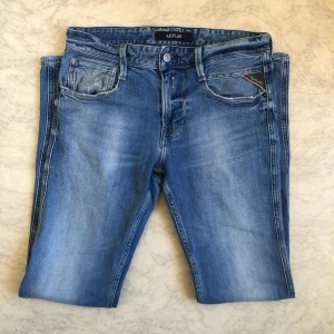 Replay anbass jeans👖 - Otroligt snygga Replay anbass jeans i storlek 31/34! Tveka inte på att skriva till oss vid minsta lilla fundering 👖