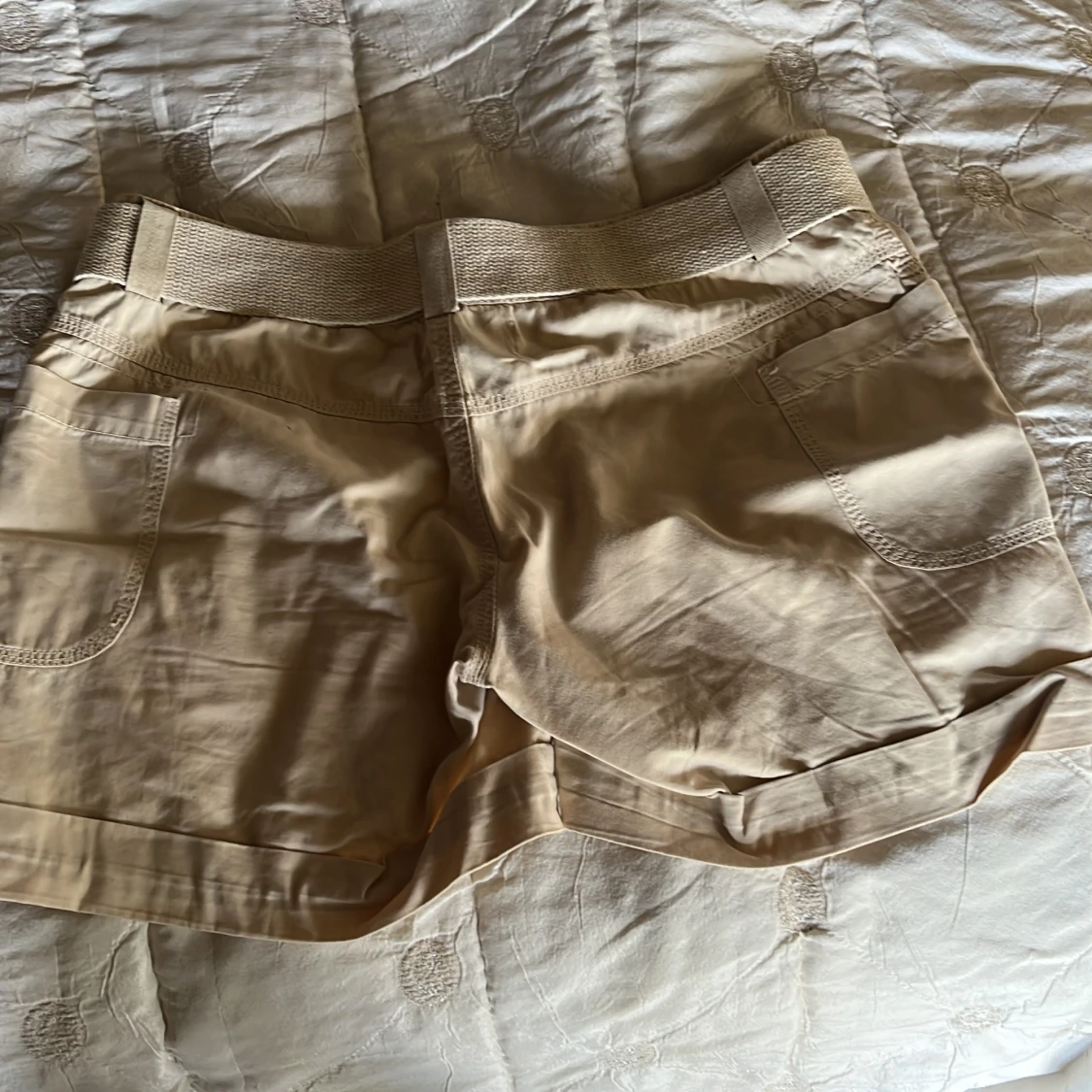 Beiga shorts med bred resårmidja från ONLY - 1