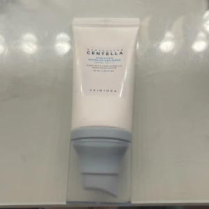  Centella Water-Fit Sun Serum - SKIN1004 Centella Water-Fit Sun Serum SPF50+ PA++++ är en solkräm i tub med ljusblått lock. Innehåller centella asiatica och ger ett lätt, återfuktande skydd mot solen. Perfekt för dig som vill ha ett tunt och fräscht solskydd i din hudvårdsrutin.
