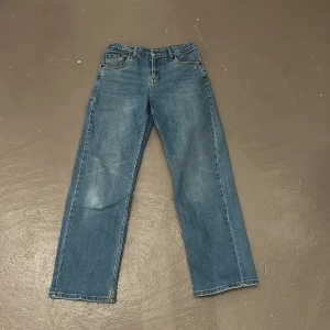 Levi's STA LOOSE blå jeans - Klassiska blå jeans från Levi's i modellen STA LOOSE med raka, vida ben och femficksdesign. Jeansen har normal passform och är tillverkade i slitstarkt denimtyg. Perfekta för en avslappnad och trendig look.