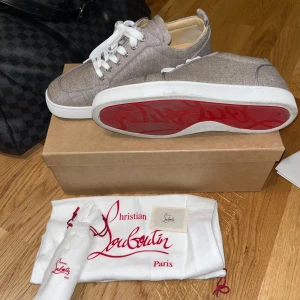 ♦️Christian Louboutin Rantulow Orlato Beige Linen - Strl 43. Som nya. Autentiska Louboutins, kommer med box, dustbag, extra snörren och kvittering, bara använt få gånger. Idag är nypris på 10000kr cirka. Frågor om trades/bytte ignoreras.