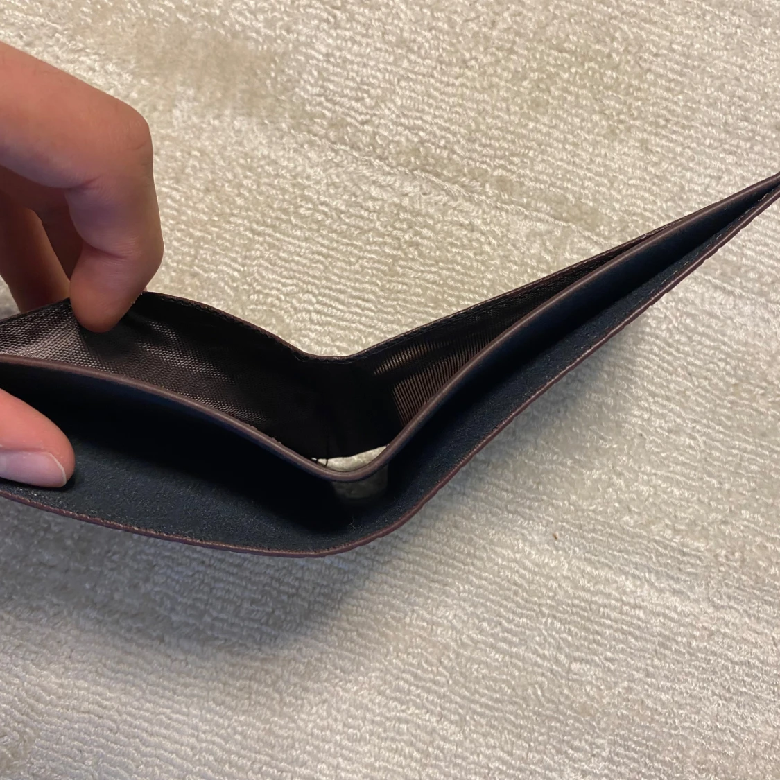 Brun plånbok med rutigt mönster - 3