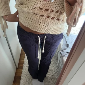 Roxy linnebyxor - Mörkblå mjukisbyxor med vit snörning i midjan och avslappnad passform. Byxorna har resår i midjan och raka ben, perfekta för en chill och bekväm stil. Storlek M men passar som S (passar för (165-170). Endast använda en gång