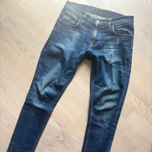 NUDIE JEANS - Ett par tvärfeta Jeans ifrån Nudie Jeans i modellen ”tight terry”. Storlek är 29/30 med passar även 29/31. Skicket på dessa jeans är mycket bra - ca 9/10. Om ni har frågor eller funderingar - hör av er!