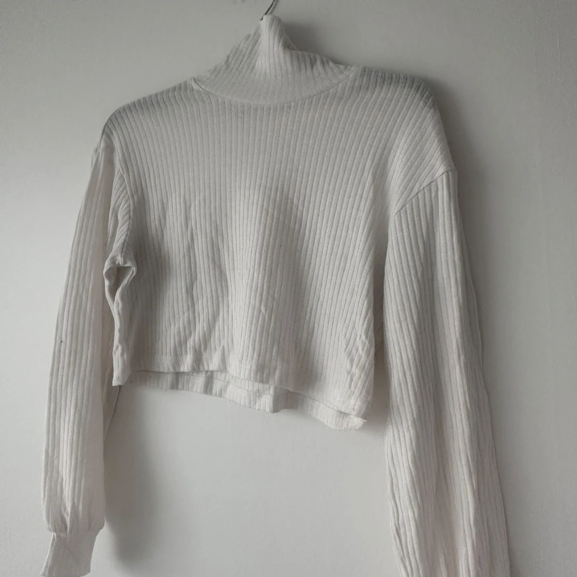 Vit topp polo, lös modell