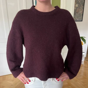 Vinröd stickad tröja - Mysig vinröd stickad tröja, pris kan diskuteras!!