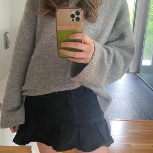 Svart jeanskjol med volang!! - Jättesnygg och i superbra skick!! Aldrig använd!