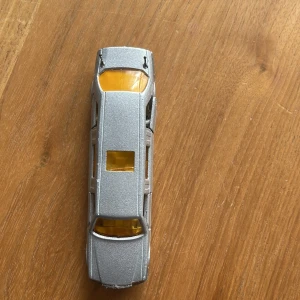 Limousine Mercedes 1/58 - Cool silverfärgad leksaksbil i form av en Mercedes limousine från Majorette. Perfekt för dig som gillar bilar och samlar på unika modeller. Skala 1:36. En snygg detalj till din samling eller som leksak.
