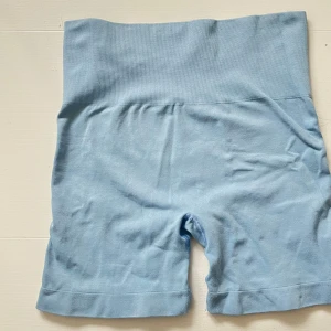 Ljusblå seamless gymshorts - Ljusblå seamless gymshorts från BikBok. Tillverkade i mjukt och stretchigt material som passar perfekt för träning. Bekväm passform och stilren design. Använda väldigt fåtal gånger! 💗