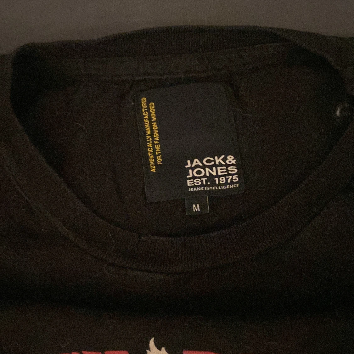 Svart t-shirt med tryck från Jack & Jones - 1