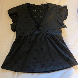 Svart blus med volangärmar och spetsdetaljer - Supersöt svart blus